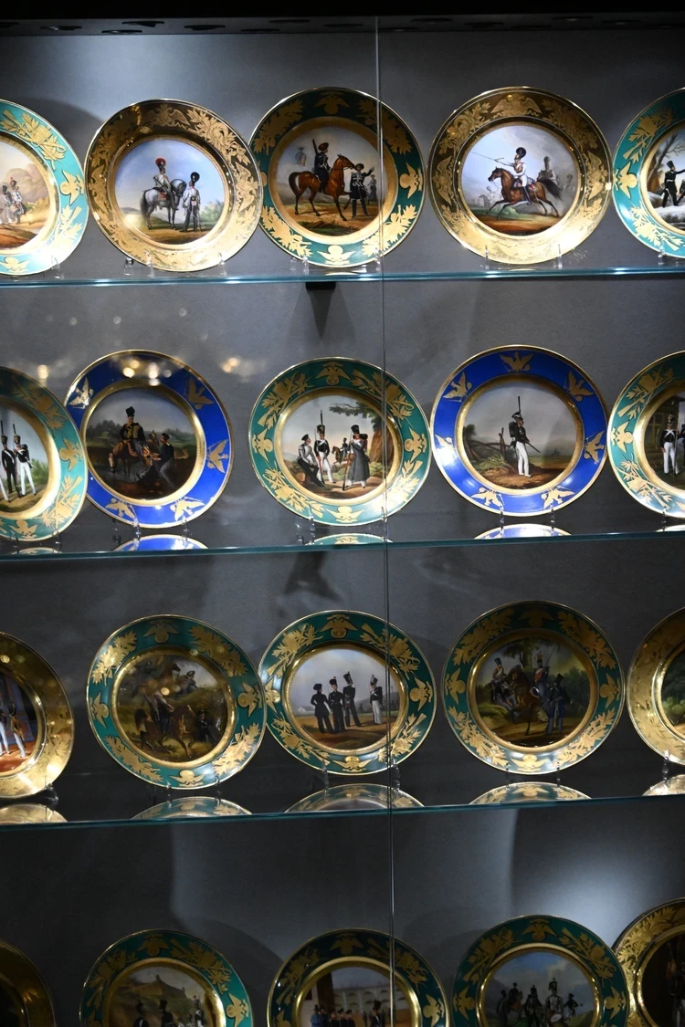 Звёздная дорожка премии BraVo: Алсу блеснула бриллиантами по цене «однушки»