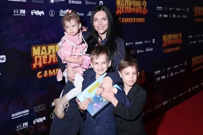 Многодетная мама Валерия Девятова из «Фабрики» и Женя Малахова с тайным сыном: Звезды показали наследников на премьере «Мальчик-дельфин 2»