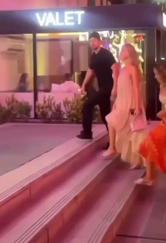 Павел Дуров попал на видео случайной прохожей и стал объектом насмешек